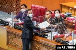 Ketua DPR Puan Maharani menerima laporan dari Willy Aditya, Ketua Panitia Kerja RUU Penanggulangan Kekerasan Seksual (TPKS), setelah disahkan oleh DPR RI, di Jakarta, Indonesia, 12 April 2022. (Antara Foto/ Galih Pradipta/ via REUTERS)