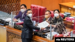 Ketua DPR Puan Maharani menerima laporan dari Willy Aditya, Ketua Panitia Kerja RUU Penanggulangan Kekerasan Seksual (TPKS), setelah disahkan oleh DPR RI, di Jakarta, Indonesia, 12 April 2022. (Antara Foto/ Galih Pradipta/ via REUTERS)