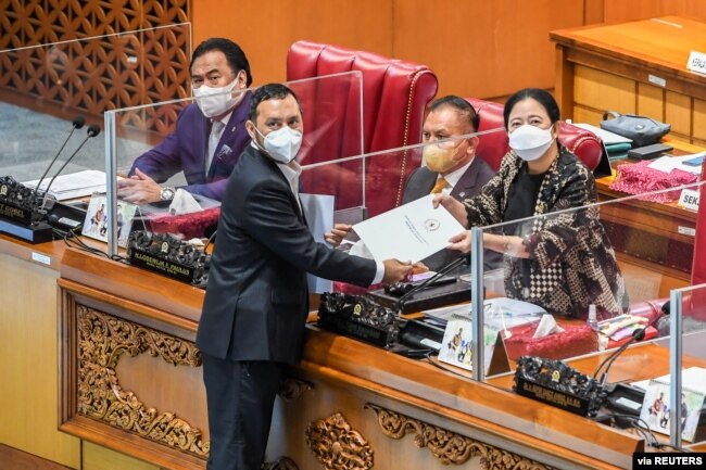Ketua DPR Puan Maharani menerima laporan dari Willy Aditya, Ketua Panitia Kerja RUU Penanggulangan Kekerasan Seksual (TPKS), setelah disahkan oleh DPR RI, di Jakarta, Indonesia, 12 April 2022. (Antara Foto/ Galih Pradipta/ via REUTERS)