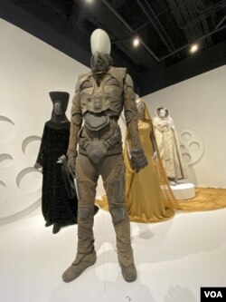 Kostum dari film "Dune" dipamerkan di Museum Fashion Institute of Design and Merchandising atau FIDM di Los Angeles (foto: VOA)