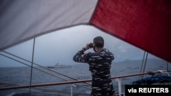 Taruna TNI AL memantau sinyal dari KRI Diponegoro-365 saat latihan bersama menjaga perbatasan Indonesia, di laut Natuna Utara, Kepulauan Riau, 1 Oktober 2021. (Foto: Antara/Muhammad Adimaja via REUTERS)