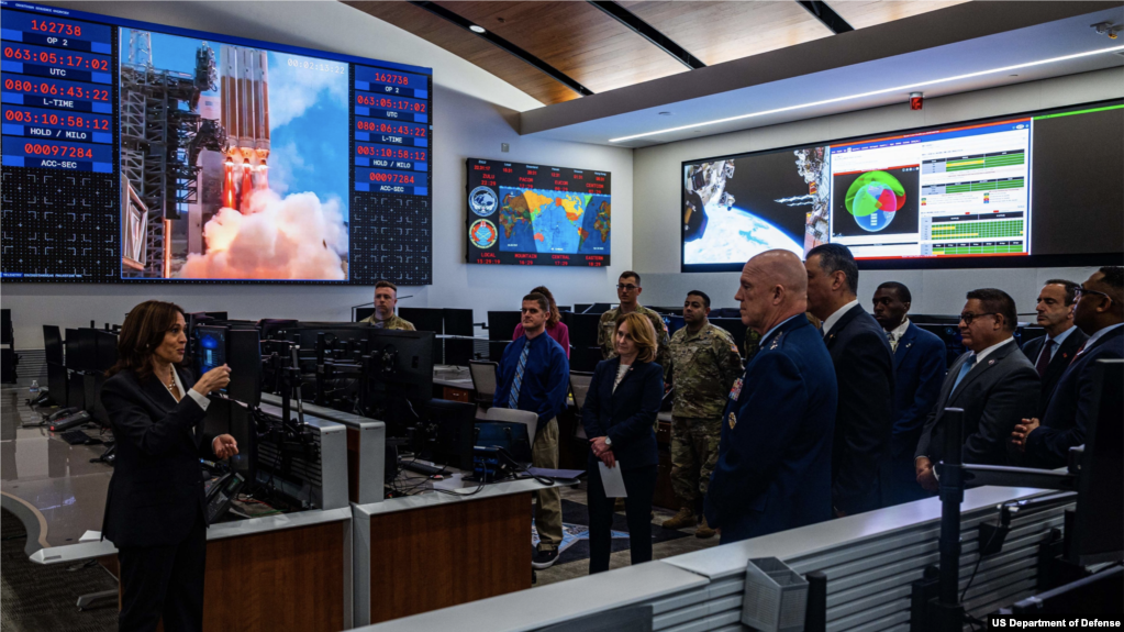 美国副总统哈里斯2022年4月18日访问了美军太空司令部的一个基地（美国国防部照片）(photo:VOA)