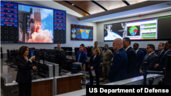 美国副总统哈里斯2022年4月18日访问了美军太空司令部的一个基地（美国国防部照片）