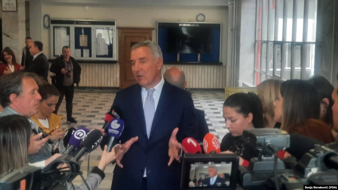 Predsednik Crne Gore Milo Đukanović razgovara sa novinarima na Pravnom fakultetu u Podgorici, 19. aprila 2022.