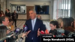 Predsednik Crne Gore Milo Đukanović razgovara sa novinarima na Pravnom fakultetu u Podgorici, 19. aprila 2022.