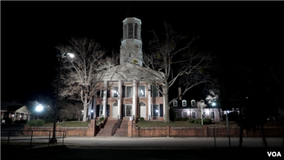 Gereja First Presbyterian di Fayetteville, North Carolina, menjadi saksi bisu kehadiran keluarga Owen dan Omar saat rutin menghadiri misa (VOA)