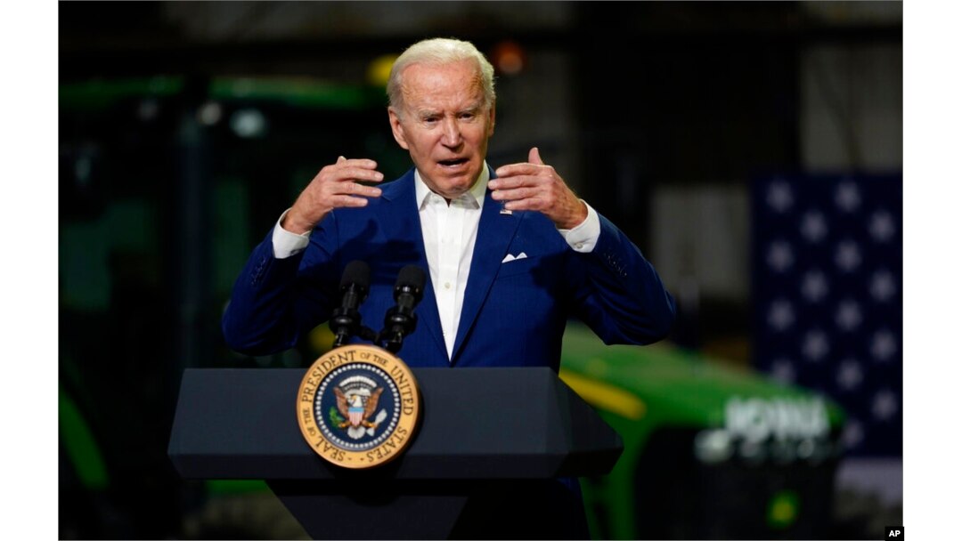 Presiden Joe Biden di Menlo, Iowa, 12 April 2022. (Foto: AP)
