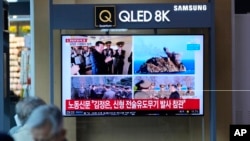 Moun nan yon stasyon tren nan Seoul, Kore di Sid gade yon ekran televizyon ki montre lide Kore di No a, Kim Jong Un pandan yon ese zam taktik telegide, Dimanch 17 Avril 2022. 