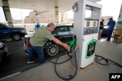 Antrean di sebuah pompa bensin di tengah perselisihan antara pihak berwenang dan pemilik stasiun swasta, di Baghdad, Irak, 14 April 2022. (AHMAD AL-RUBAYE / AFP)