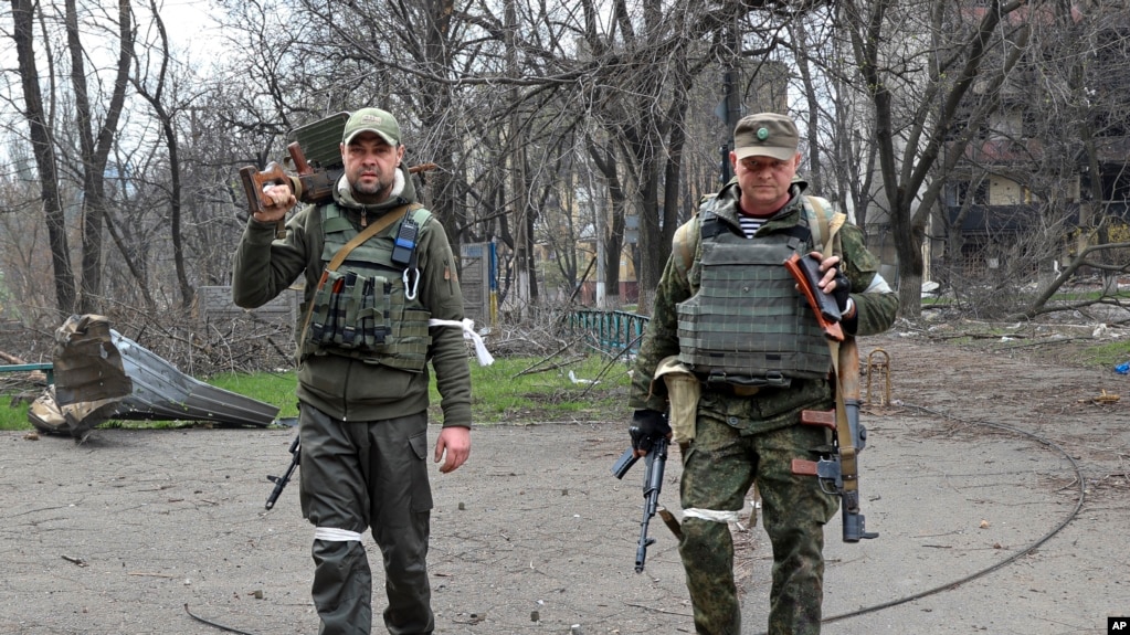 乌克兰马里乌波尔内的亲俄罗斯武装民兵成员（2022年4月15日）(photo:VOA)