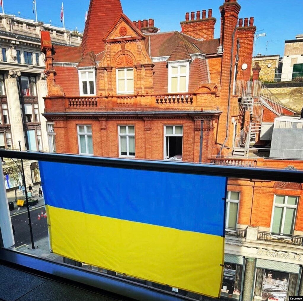 戴安娜·雷克希尼亚因生意关系需要经常前往英国。这是她挂在伦敦公寓阳台上的乌克兰国旗。(照片由本人提供)(photo:VOA)