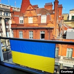 戴安娜·雷克希尼亚因生意关系需要经常前往英国。这是她挂在伦敦公寓阳台上的乌克兰国旗。(照片由本人提供)
