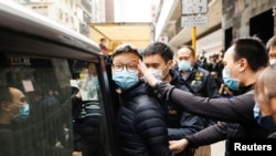 2021年12月29日，《立场新闻》当时的署理总编辑林绍桐在香港警方搜查了他的办公室后被警方带走。根据香港警方国安处的说法，他是“串谋发布煽动性刊物”而被逮捕的六个人之一。（路透社）