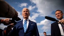 Tổng thống Mỹ Joe Biden phát biểu trước các phóng viên trước khi đáp chiếc Không lực Một ở Des Moines, Iowa