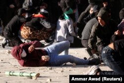 Para pengunjuk rasa Palestina bentrok dengan pasukan keamanan Israel di kompleks Masjid Al-Aqsa, di Kota Tua Yerusalem 15 April 2022. (Foto: REUTERS/Ammar Awad)