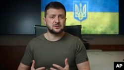 ប្រធានាធិបតីអ៊ុយក្រែន លោក Volodymyr Zelenskyy ថ្លែង​ពី​រដ្ឋធានី​កៀវ ប្រទេស​អ៊ុយក្រែន​មក​ថា ប្រទេស​របស់​លោក​កំពុង​ព្យាយាម​បំបែក​ការ​ឡោមព័ទ្ធ​ទីក្រុង​ Mariupol ពី​រុស្ស៊ី​វិញ ថ្ងៃទី១៥ ខែមេសា ឆ្នាំ២០២២។ (Ukrainian Presidential Press Office via AP)