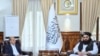 امیر خان متقی، وزیر خارجه طالبان، منصور احمد خان، سفیر پاکستان در کابل را در اعتراض به حملات ارتش پاکستان احضار کرد (منبع: دفتر امیرخان متقی)