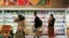 Orang-orang mengenakan masker pelindung saat berbelanja di Supermarket Food Hall di Jakarta, 2 Juli 2020. (Foto: Ajeng Dinar Ulfiana/Reuters)