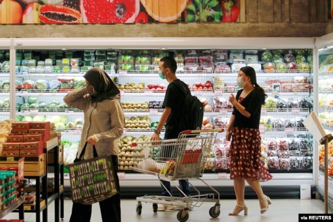 Warga menggunakan masker pelindung saat berbelanja di Food Hall Supermarket di tengah wabah COVID-19 di Jakarta, 2 Juli 2020. (Foto: REUTERS/Ajeng Dinar Ulfiana)
