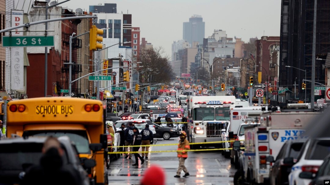 Petugas dengan anjing pelacak bom memeriksa area setelah terjadi penembakan di kereta bawah tanah pada Selasa, April. 12, 2022, di wilayah Brooklyn di New York. (Foto: AP)