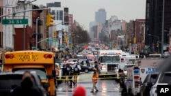 Petugas dengan anjing pelacak bom memeriksa area setelah terjadi penembakan di kereta bawah tanah pada Selasa, April. 12, 2022, di wilayah Brooklyn di New York. (Foto: AP)