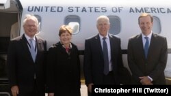 Сенаторите Џин Шин, Том Тилис и Крис Марфи на аеродромот во Белград, со американскиот амбасадор во Србија Кристофер Хил