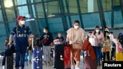 Ilustrasi - Pengunjung tiba di bandara Soekarno Hatta, Cengkareng, 1 Januari 2022. (REUTERS/Ajeng Dinar Ulfiana/File Photo)