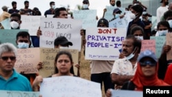 Demonstrators holding placards attend a protest to demand justice for the April 2019 Easter Sunday bomb attack, on the third anniversary of this attack, near the Presidential Secretariat, amid the country's economic crisis, in Colombo, Apr. 17, 2022.