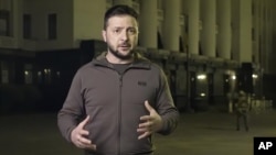 En esta imagen, tomada de un video distribuido por la Oficina Presidencial de Ucrania, el presidente, Volodymyr Zelenskyy, ofrece un discurso desde Kiev, Ucrania, el 14 de abril de 2022. (Oficina Presidencial de Ucrania vía AP)