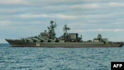俄罗斯国防部2022年2月12日发布的俄海军“莫斯科号”导弹巡洋舰在黑海举行军演时的视频照片。
