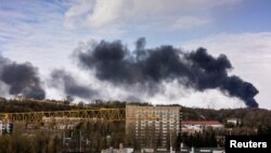 18일 우크라이나 서부 도시 르비우에서 러시아의 미사일 공격으로 연기가 피어오르고 있다.
