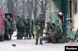 Pasukan pro-Rusia berkumpul di sebuah jalan selama konflik Ukraina-Rusia di kota pelabuhan selatan Mariupol, Ukraina 17 April 2022. (Foto: Reuters)