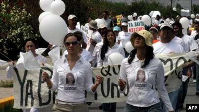 Ciudadanos de Ciudad Juárez marchan en protesta por los asesinatos y desapariciones de mujeres en esta la ciudad fronteriza con Estados Unidos, el 29 de mayo de 2005. 