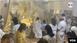 Feligreses celebran la eucaristía católica en el Jueves Santo, en el santuario María en Pentecostés, en Maracaibo, Venezuela.