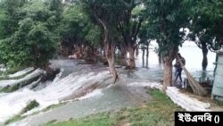 সুনামগঞ্জে বাঁধ উপচে হাওরে ঢুকছে ঢলের পানি