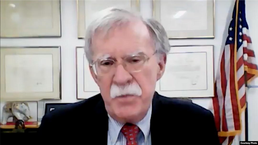 美国前国安顾问博尔顿(John Bolton)4月16日以视讯录影方式发表专题演讲，主题为:“台湾在面对北京威胁时扮演拟聚世界力量的角色”。（视讯影像截图提供：台湾国家联盟和世界台湾人大会）