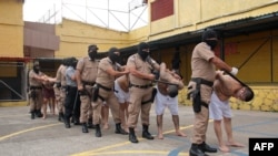 Presuntos pandilleros arrestados por la policía salvadoreña el 28 de marzo de 2022.
