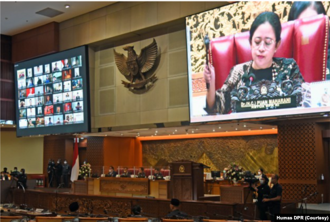 Ketua DPR RI Puan Maharani memimpin Sidang Paripurna, Selasa (12/4) yang menyetujui RUU tiga provinsi baru di Papua. (Foto: Humas DPR)