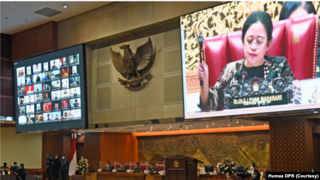 Ketua DPR RI Puan Maharani memimpin Sidang Paripurna yang menyetujui RUU tiga provinsi baru di Papua, 12 April 2023. (Foto Humas DPR)