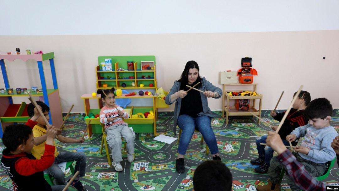 Halimeh Sarabtah, yang lahir tuli, menggunakan terapi musik sebagai pengobatan psikologis untuk anak-anak cacat di Ramallah, Tepi Barat yang diduduki Israel, 5 April 2022. Gambar diambil 5 April 2022. REUTERS/Mohamad Torokman