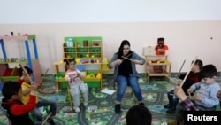 Halimeh Sarabtah, yang lahir tuli, menggunakan terapi musik sebagai pengobatan psikologis untuk anak-anak cacat di Ramallah, Tepi Barat yang diduduki Israel, 5 April 2022. Gambar diambil 5 April 2022. REUTERS/Mohamad Torokman