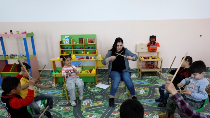 Seorang Tuna Rungu Ajar Anak-anak Musik di Palestina