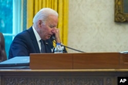 Presiden Joe Biden berbicara melalui telepon dengan Presiden Ukraina Volodymyr Zelenskyy dari Oval Office Gedung Putih di Washington, Kamis, 9 Desember 2021. (Foto: AP)