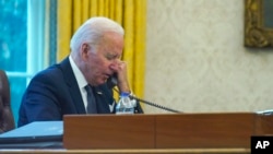 Presiden AS Joe Biden berbicara dengan Presiden Ukraina Volodymyr Zelenskyy melalui telepon dari Gedung Putih di Washington, pada 9 Desember 2021. (Foto: AP/Susan Walsh)