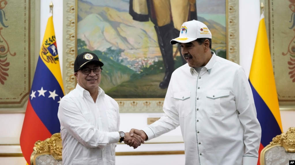 Los presidentes de Colombia y Venezuela, Gustavo Petro y Nicolás Maduro respectivamente, durante una reunión en el Palacio de Miraflores, en Caracas. 