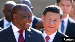 Translation result
Kineski predsjednik Xi Jinping šeta sa južnoafričkim predsjednikom Cyrilom Ramaphosom prije njihovog sastanka u Pretoriji, Južna Afrika, 24. jula 2018. 