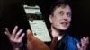 Foto ilustrasi menujukkan layar ponsel yang menampilkan akun Twitter milik Elon Musk dengan foto Musk hadir sebagai latar. Foto diambil pada 14 April 2022. (Foto: AFP/Olivier Douliery) 