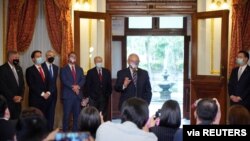 밥 메넨데즈 상원 외교위원장(가운데)과 외교위 소속 의원들이 지난 4월 타이완을 방문했다.