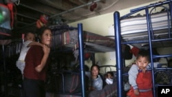 Migrantes descansan en un dormitorio en el albergue del Buen Samaritano, en Ciudad Juárez, México, el 29 de marzo de 2022. 