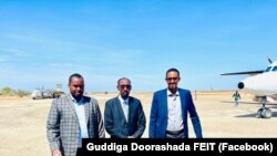 Guddoomiyaha Guddiga Doorashada Muuse Geelle Yuusuf (Dhexda) iyo wafdi uu hoggaaminayay oo maanta lagu soo dhaweeyay magaalada Baydhaba